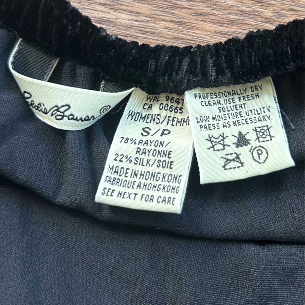 VINTAGE EDDIE BAUER 90s Black Silk Velvet Mini Skirt Whimsigoth Grunge | Size S - Picture 8 of 9